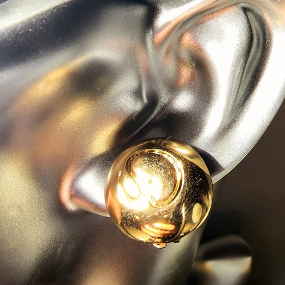 St. John signature gold tone dome SINGLE earring, luxury - Picture 5 of 6